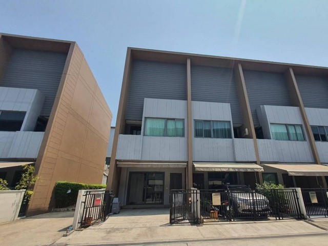 ขาย ทาวน์โฮม 3 ชั้น หลังมุม 18.5 ตรว. บ้านกลางเมือง สาธร - สุขสวัสดิ์ 39  ใกล้บิ๊กซีสุขสวัสดิ์ เดินทางสะดวก เข้าซอยเพียง 1 นาที