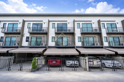 ทาวน์โฮม บ้านกลางเมือง ศรีนครินทร์ - อ่อนนุช        