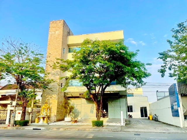 ใกล้ เซ็นทรัล อีสต์วิลล์ 700 ม. อาคาร 4 ชั้นให้เช่าชั้น3 7ห้องสำนักงาน BTS ลาดพร้าว 71 900 ม. 2 น้ำ  240 ตร.ม. 60 ตร.ว.