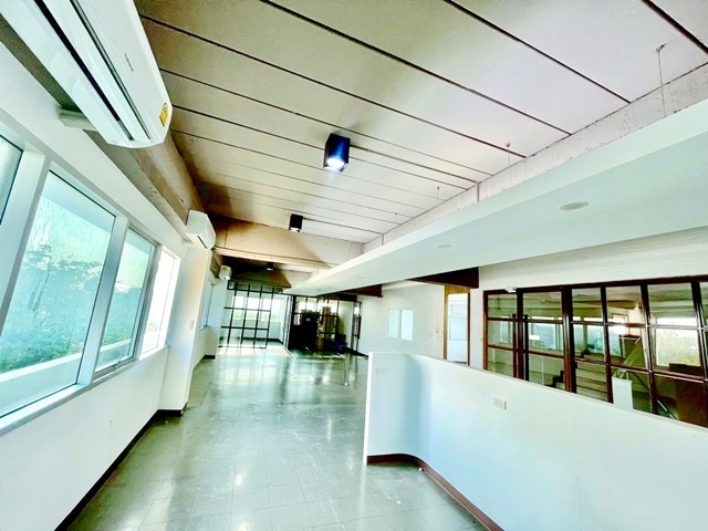 BTS ลาดพร้าว 71 900 ม. อาคาร 4 ชั้นให้เช่าชั้น 3 รองรับการใช้งาน 7 ห้องสำนักงาน 2 น้ำ ใกล้ เซ็นทรัล อีสต์วิลล์ 700 ม.  240 ตร.ม. 60 ตร.ว.