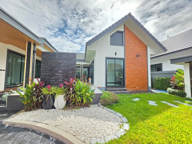 ขายบ้านพูลวิลล่าขนาด 100 ตรว 3นอน พร้อมเฟอร์ สไตล์โมเดิร์นผสมนอดิก ให้ความเป็นส่วนตัว ใกล้อ่างมาบประชันเพียง 800 เมตร โป่ง บางละมุง ชลบุรี