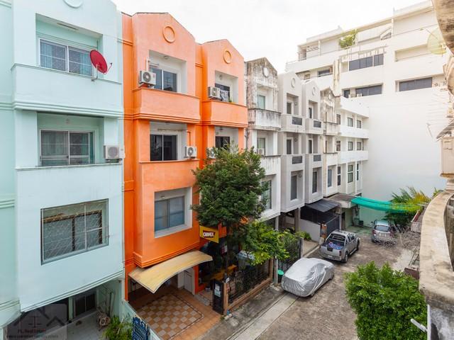 ให้เช่าอาคารพาณิชย์ 4 ชั้น 2 คูหาติดกันตีทะลุกัน 680 ตร.ม. ถนนลาดพร้าว 15 (ซอย RS) ใกล้ Union Mall