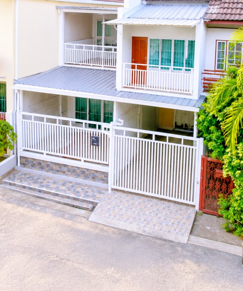 โชคชัย4-ลาดพร้าว ซ.28-38 ใกล้โรงพยาบาลเปาโล โชคชัย 4 ภายใน 500 ม. ให้เช่าทาวน์โฮม2ชั้น3นอน2น้ำ ที่จอดรถในบ้าน 1 คัน 4 แอร์