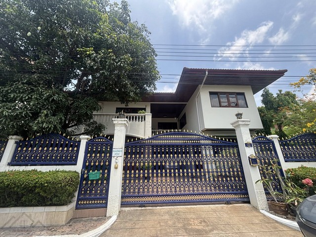 ขายบ้านเดี่ยว 2 ชั้น ใจกลางสุขุมวิท 67 ตรว. หมู่บ้านผกามาศ สุขุมวิท 71 ปรีดี 14 หรือเข้าทางพัฒนาการ 20 ได้ เฟอร์นิเจอร์ไม้สักท้้งหลัง
