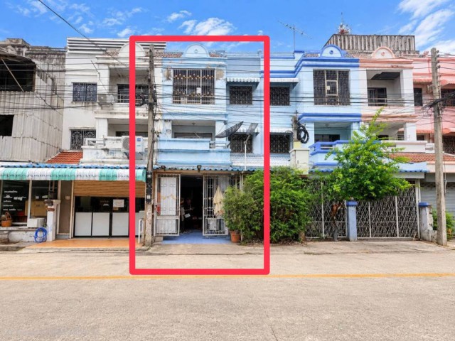 ทาวน์โฮม 3 ชั้น หมู่บ้านเปี่ยมสุขการ์เด้นวิลล์ ถนนกรุงเทพ-ปทุมธานี ขายตามสภาพ เหมาะรีโนเวท เดินทางเข้า-ออกเมืองสะดวก