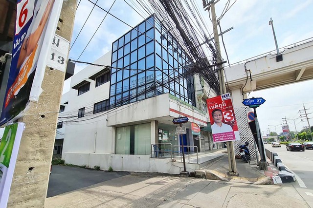 ขายอาคารสำนักงาน 3 ชั้น ติดถนนเสรีไทย ตั้งอยู่ปากซอยเสรีไทย 37 PTT12688