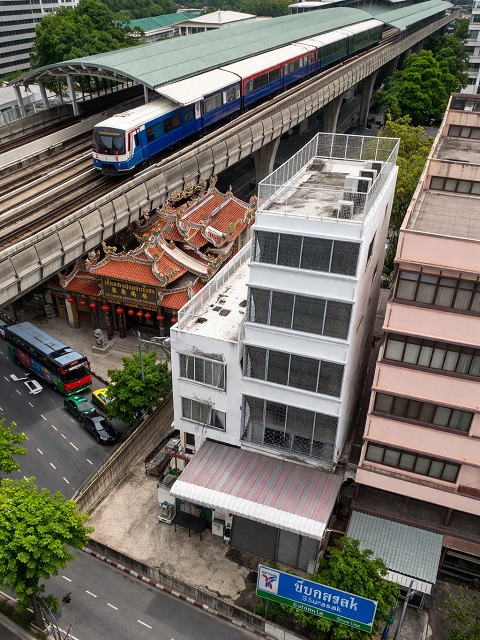 จันทน์26-32  เจริญราษฎร์  6 น้ำ ย่านสาทร สมาคมแต้จิ๋วตลาดสะพาน 2 400 ม.ให้เช่า BTS สุรศักดิ์ 800 ม  อาคารพาณิชย์ 5.5 ชั้น+ชั้นลอย 5 นอน 