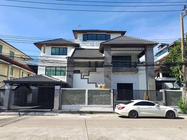 ให้เช่าสำนักงาน 4 ชั้นครึ่ง ขนาด 600 ตรม. ทาวน์อินทาวน์ ถนนศรีวรา ใกล้ทางด่วน ใกล้เลียบด่วน 