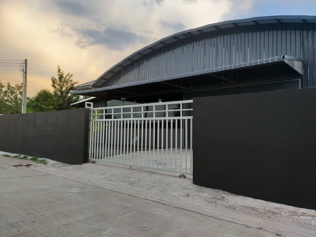  ให้เช่าโกดังเดี่ยว รั้วรอบขอบชิด 440 ตรม. ห้องน้ำ2 ห้อง ที่ดิน 200 ตารางวา หทัยราษฎร์ 38