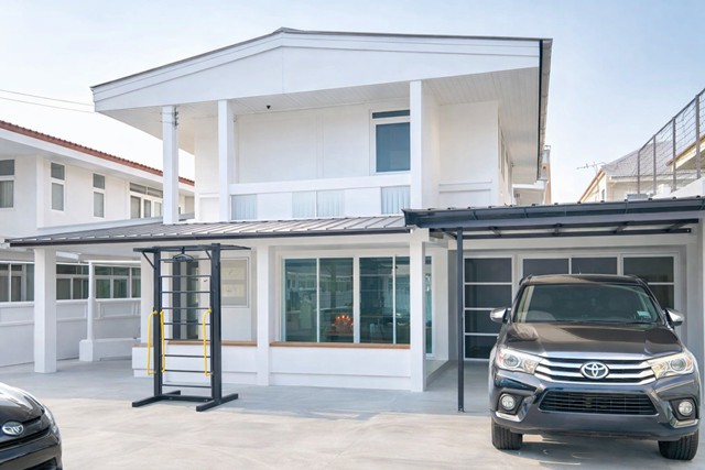 ทางด่วนพระราม9  บ้านเดี่ยว 2 ชั้น 3-4นอน 2 น้ำ  65ตร.ว. 252 ตร.ม.เดอะไนน์ พระราม 9 ตลาดเสรีมาร์เก็ต 595ม.  รพ.วิภาราม 950 ม. ขาย 17.99 ลบ.