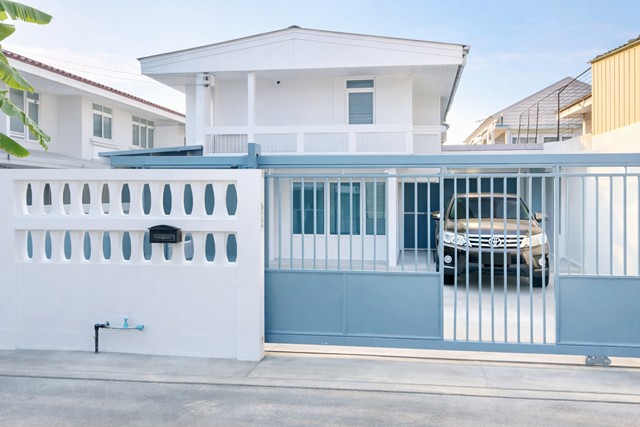 ตลาดเสรีมาร์เก็ต 595ม. ทางด่วนพระราม9  บ้านเดี่ยว 2 ชั้น 3-4นอน 2 น้ำ3ปีมีครั้ง  รพ.วิภาราม 950 ม. เดอะไนน์ พระราม 9   65ตร.ว. 252 ตร.ม.