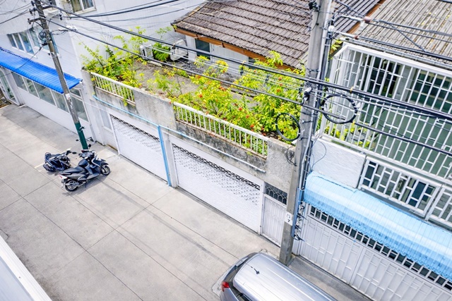 เพียงระยะเดินทางสั้น ๆ เจริญราษฎร์  ยานนาวา BTSสุรศักดิ์472ม.สาทรใต้ 2คูหาติดกัน ทาวน์เฮาส์ 2 ชั้น 2 คูหา  6นอน 3น้ำ 