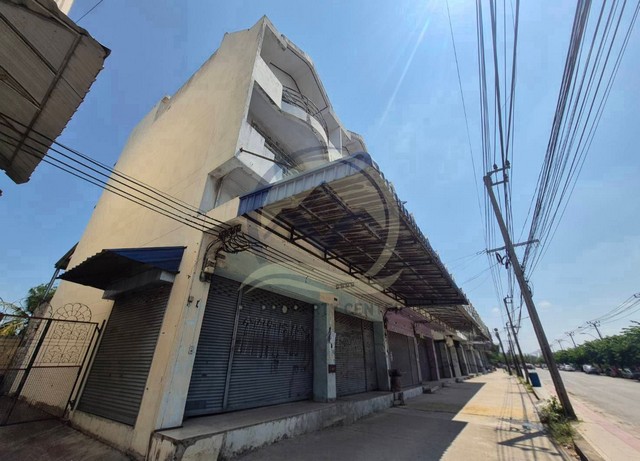 ตึกแถว 3 ชั้น ( หลังมุม ) พร้อมชั้นลอย มีดาดฟ้า ซอยร่มเกล้า 24 ถนนเคหะร่มเกล้า  กรุงเทพ  -	แหล่งชุมชน ติดถนนใหญ่เหมาะสำหรับประกอบธุรกิจ