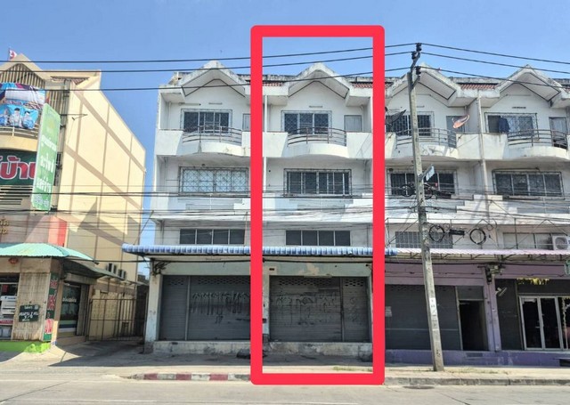 ตึกแถว 3 ชั้น มีชั้นลอย และดาดฟ้า ซอยร่มเกล้า 24 ถนนเคหะร่มเกล้า  กรุงเทพ  -	ราคาพิเศษ แหล่งชุมชน ทำเลศักยภาพ เหมาะทำธุรกิจ