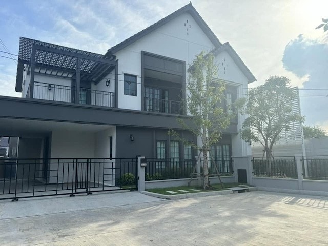 BH4201 ให้เช่าบ้านหรู Centro Bangna Phase 2c เพียง 800 เมตร บ้านมุมหน้าสวน 4 ห้องนอน 5 ห้องน้ำ พร้อมอยู่