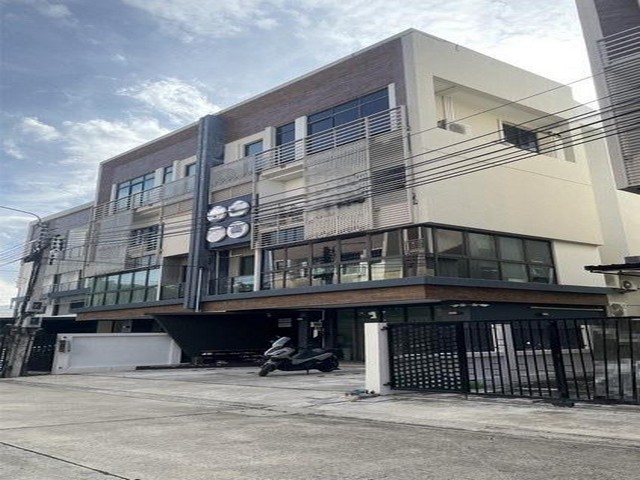 ขาย Home Office 4 ชั้น DISTRICT EKKAMAI RAMINTRA ซอยรามอินทรา40 หันหน้าไปทางทิศใต้