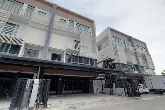 ขายอาคาร สำนักงาน โฮมออฟฟิศ 4 ชั้น ย่านรามอินทรา นวลจันทร์ โครงการ DISTRICT EKKAMAI-RAMINTRA ตกแต่งพร้อมใช้งาน
