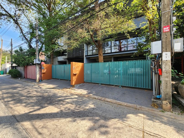 ให้เช่าโฮมออฟฟิศ 3.5 ชั้น 600 ตรม. รีโนเวทใหม่ รัชดา 32, ลาดพร้าว 35 ร่มรื่น ไฟ 3 เฟส พร้อมที่ชาร์จรถ EV  