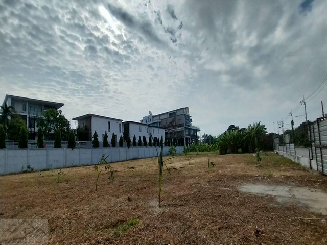 ให้เช่าที่ดิน 1 ไร่ 2 งาน 21 ตรว. กรุงเทพกรีฑา ซอย 9 ติดถนน 2 ด้าน ติดกับร้าน Kojiro Cuisine เหมาะทำธุรกิจ ร้านอาหาร คาเฟ่ โชว์รูม หรืออื่นๆ