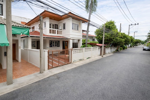 MRT ห้วยขวาง 1กม. 20 ตร.ม.พร้อมเฟอร์ฯครบ ใกล้รร.นานาชาติรีเจ้นท์ เต็มพื้นที่! บ้านเดี่ยวใหม่ 4-5นอน ประชาอุทิศ เหม่งจ๋าย 1.26 กม.  2น้ำ 