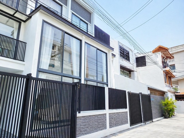 เดินทางสะดวกBTS เอกมัย 2 กม. ใกล้รร.นานาชาติ BAIS 900 ม. 21 ตร.ว. เอกมัย 18-24  ทองหล่อ โฮมออฟฟิศ 3 ชั้น 3 นอน 3 น้ำ 200 ตร.ม.