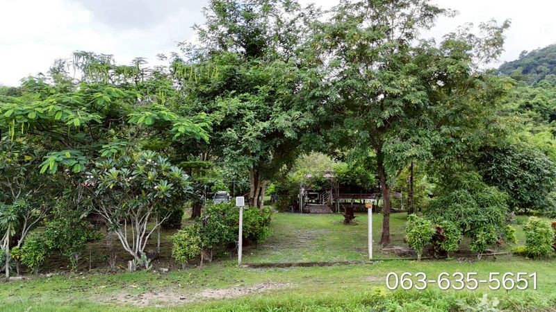 หนีฝุ่นมาฟอกปอดกัน บ้านสวนติดเขาลำดวน ต.เขาพระ อ.เมืองนครนายก ลักษณะเป็นที่เนินรูปที่สี่เหลี่ยมเกือบจตุรัส การเดินทางสะดวกสบาย