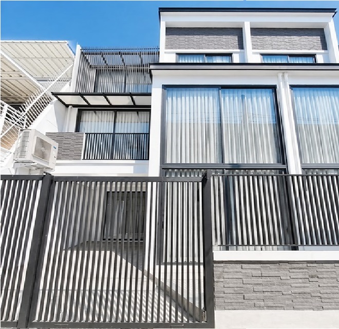  ใกล้รร.นานาชาติ BAIS 900 ม. เอกมัย 18-24  ทองหล่อ โฮมออฟฟิศ 3 ชั้น 3 นอน 3 น้ำ 21 ตร.ว. 200 ตร.ม. เดินทางสะดวกBTS เอกมัย 2 กม. 