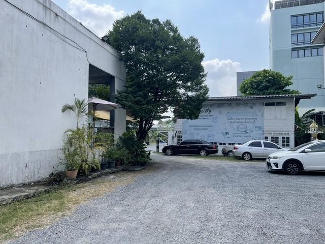 BH4302 ให้เช่าที่ดินพร้อมอาคาร ถนนสุคนธสวัสดิ์ เลียบด่วนรามอินทรา นวลจันทร์ ขนาด 636 ตารางวา เหมาะทำโชว์รูม คลังสินค้า ศูนย์กระจายสินค้า
