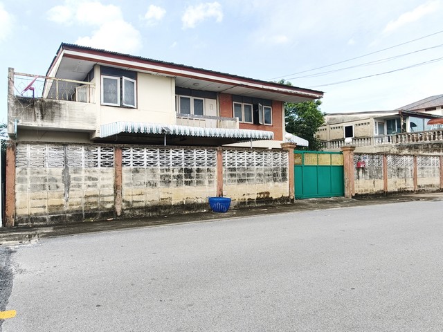 ขายบ้านเดี่ยว หมู่บ้านปัฐวิกรณ์ 2 รามอินทรา 44 แยก 12 บ้านบนที่ดินขนาดใหญ่ถึง 100 ตร.ว. ซึ่งเป็นขนาดที่หาได้ไม่ง่ายในโซนรามอินทรา 2 ชั้น 6 ห้องนอน 4 ห้องน้ำ ขายตามสภาพ เหมาะสำหรับผู้ซื้อที่ต้องการนำไปรีโนเวทและออกแบบใหม่ตามสไตล์ของตัวเอง ใกล้รถไฟฟ้าสายสีช