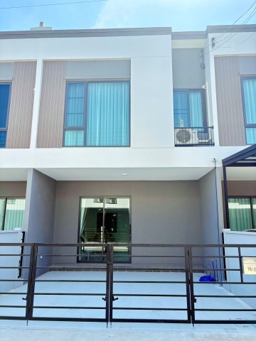 สนามกอล์ฟเมืองแก้ว 600ม.ให้เช่าบ้านแฝด 2ชั้น 3นอน 2น้ำ ใกล้รร.นานาชาติคอนคอร์เดียน 900ม.พื้นที่ใช้สอย 110ตร.ม.ทำเลสุขุมวิท-บางนา สไตล์Modern