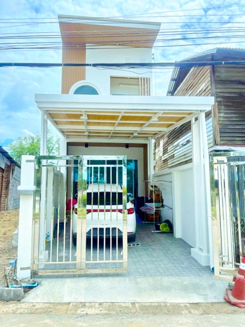 วัดเขาทอง 600 ม. พยุหะคีรี  ใกล้ ม.มหิดล นครสวรรค์ 800 ม.  บ้านใหม่ 2 ชั้นสภาพสวย 3 นอน 3 น้ำ 50 ตร.ว. 200 ตร.ม.พร้อมเฟอร์ฯ ตลาดเขาทอง 900 ม