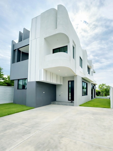 ระดับพรีเมียม ใกล้ ARL ลาดกระบัง 900ม. อ่อนนุช สุขุมวิท77 60 ตร.วา. Pool Villa 3ชั้น ฟังก์ชันครบครัน  3-4นอน 4 น้ำ 240 ตร.ม 