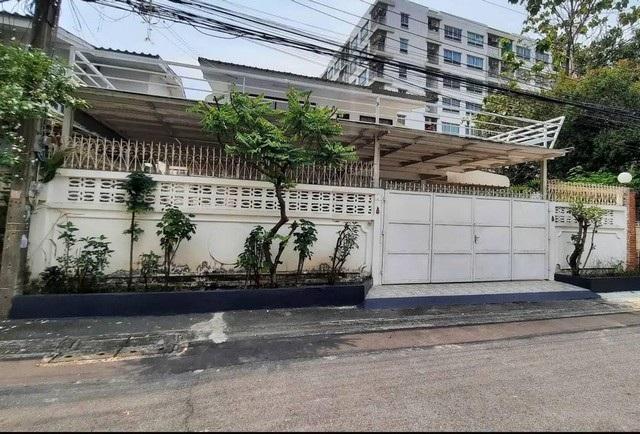 ให้เช่าบ้านเดี่ยว 2 ชั้น 77 ตรว. 3 ห้องนอน หมู่บ้านอยู่เจริญ 542 ประชาราษฎร์บำเพ็ญ 24 ใกล้ สนง.เขตห้วยขวาง เดินทางสะดวก