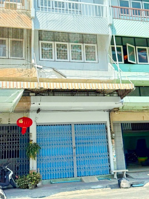  ใกล้องค์พระปฐมเจดีย์ 1.3 กม.  ชุมชนบ่อพลับ 20 ตร.ว. 250 ตร.ม. รพ.นครปฐม 1กม. สถานีรถไฟนครปฐม 468ม. อาคาร 3.5 ชั้น 2 นอน 2 น้ำ