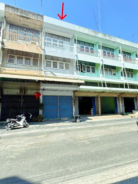  รพ.นครปฐม 1กม. สถานีรถไฟนครปฐม 468ม. อาคาร 3.5 ชั้น 2 นอน 2 น้ำ ใกล้องค์พระปฐมเจดีย์ 1.3 กม.  ชุมชนบ่อพลับ 20 ตร.ว. 250 ตร.ม.