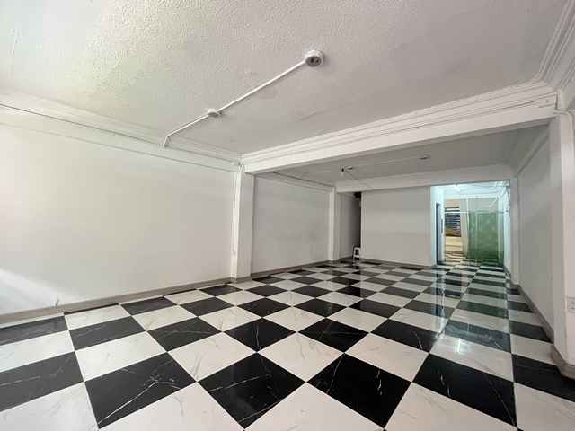 ขายอาคารพาณิชย์ ถนนสุรวงศ์ ซอยอนุมานราชธน ขนาด 20 ตร.ว. พื้นที่ใช้สอย 560 ตร.ม. ใกล้ BTS ศาลาแดง และ ช่องนนทรี มีลิฟต์ ขาย 30,000,000 บาท