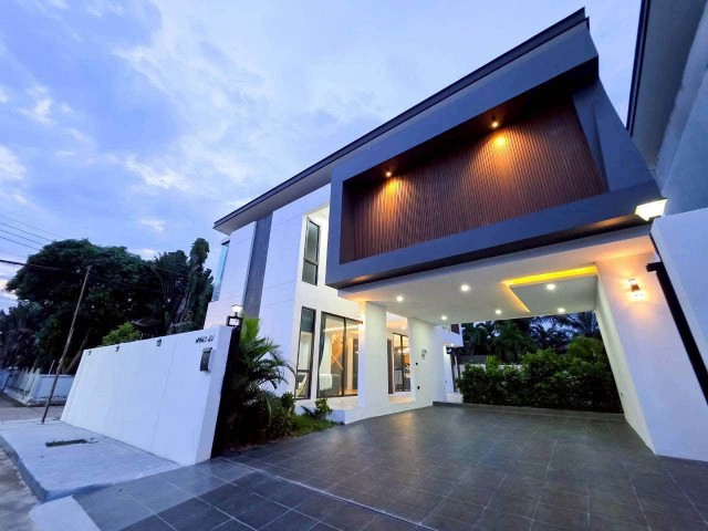 หมู่บ้านอารียา พัทยา)  สไตล์ Modern Luxury Tropical โปร่ง โล่ง สบาย ฟังก์ชันครบพร้อมเข้า
