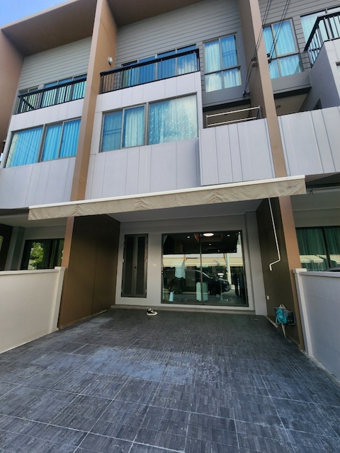 BH3982 ให้เช่าทาวน์โฮม 3 ชั้น บ้านกลางเมือง พระราม 9 กรุงเทพกรีฑา ใกล้ทางด่วนและ Airport Link