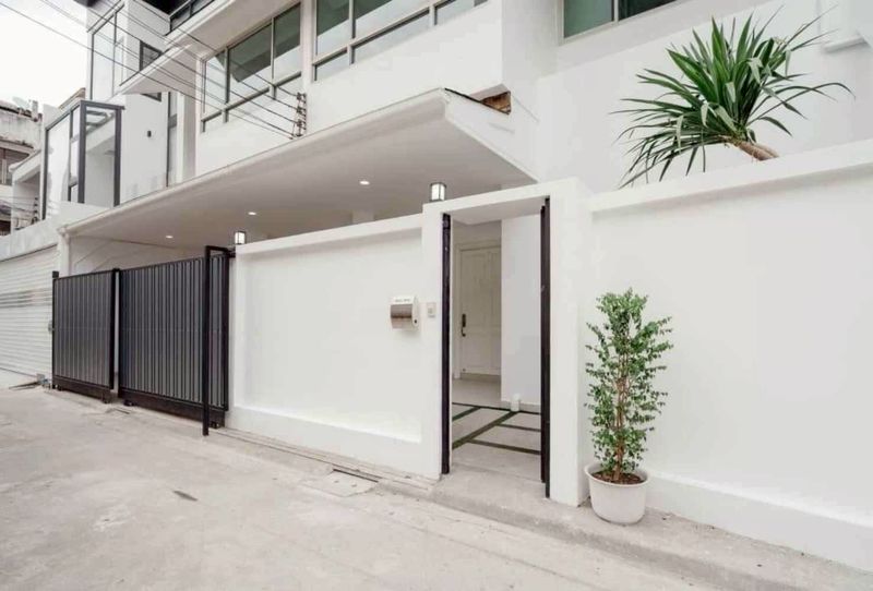 ขาย ทาวน์โฮม 3 ชั้น สุขุมวิท 15 ใจกลางอโศก ใกล้ BTS อโศก & MRT สุขุมวิท 