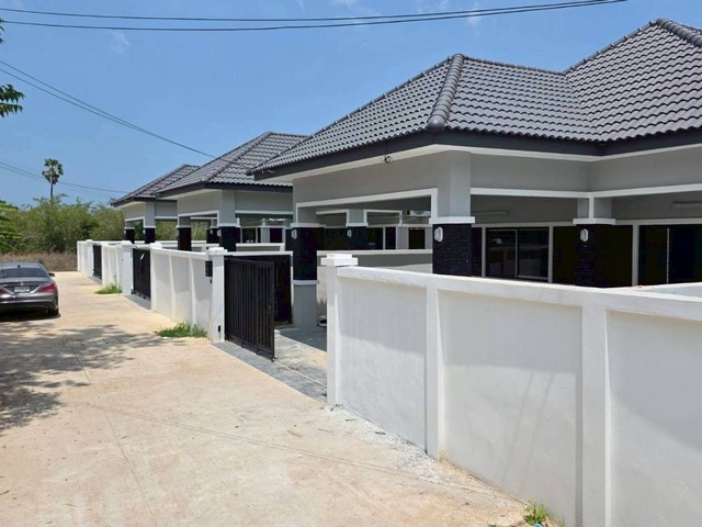 ขายบ้านเดี่ยวชั้นเดียว 58ตรว 3นอน มีสระว่ายน้ำ ตกแต่งพร้อมอยู่ ซอยลุงจิ๋ว นอกโครงการ ราคาถูก ห้วยใหญ่ บางละมุง ชลบุรี