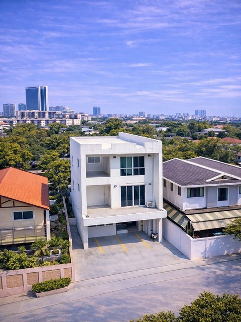 T26-081 ให้เช่า อาคารพาณิชย์ โฮมออฟฟิศ 3 ชั้น + ดาดฟ้า ใกล้ รพ.กรุงเทพ และ RCA ใกล้กับ ใกล้ รพ.กรุงเทพ และ RCA ชั้นทั้งหมด 3 ชั้น 55 ตารางวา 79000 บาทต่อเดือน