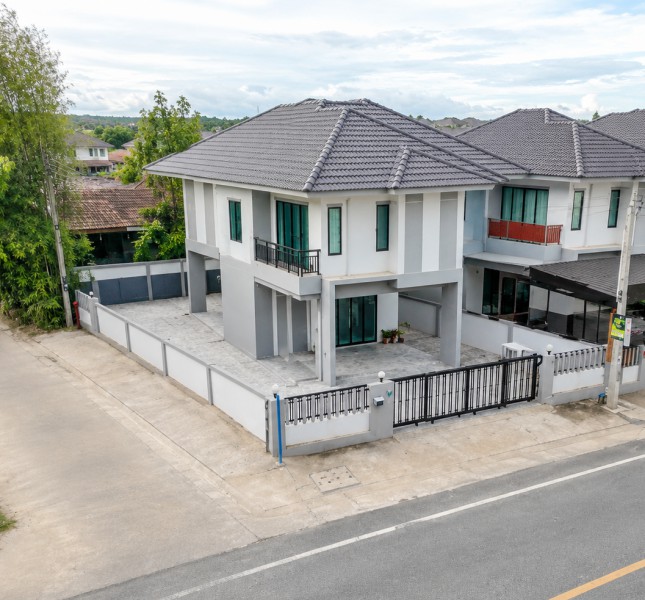 เฟอร์ครบ บุญถาวร 3.9 กม.ให้เช่าบ้านเดี่ยว 2 ชั้น 50 ตร.วา. 200 ตร.ม.แม็คโคร สุราษฎร์ธานี 3.3 กม.3 นอน 3 น้ำ  เทศบาลนคร