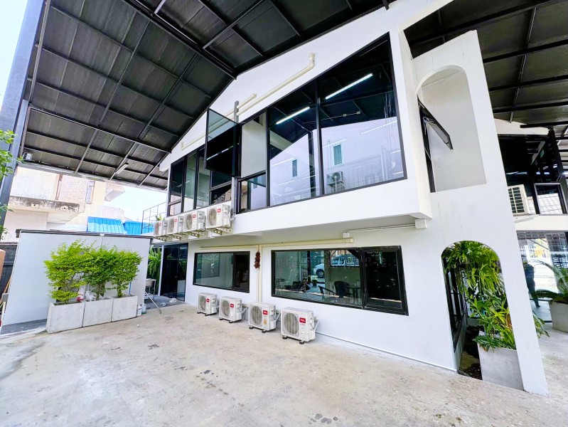 พร้อมลานจอดรถได้ 12 คัน MRT โชคชัย4 1.86 กม.MRT สุทธิสาร 2.45กม. ให้เช่าอาคารสำนักงาน 2 ชั้น ย่านรัชดา ลาดพร้าว 4นอน 100ตร.ว. 520ตร.ม.