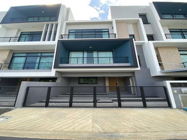 ให้เช่าทาวน์โฮม 3 ชั้น 22 ตร.ว. โครงการ เนอวานา ดีฟายน์ กรุงเทพกรีฑา ตกแต่งพร้อมอยู่