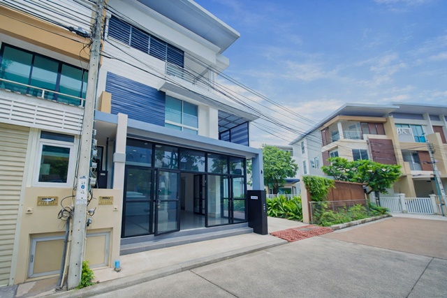 MRTแจ้งวัฒนะ ปากเกร็ด28 500 ม. 38ตร.ว. 380ตร.ม.  ป.ป.ท. ใกล้เซ็นทรัล แจ้งวัฒนะ 550 ม. ทาวน์โฮม 3 ชั้นหลังมุม 3 นอน 4 น้ำ 