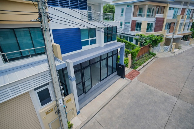 ป.ป.ท. ใกล้เซ็นทรัล แจ้งวัฒนะ 550 ม. ทาวน์โฮม 3 ชั้นหลังมุม 3 นอน 4 น้ำ MRTแจ้งวัฒนะ ปากเกร็ด28 500 ม. 38ตร.ว. 380ตร.ม. 