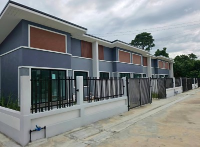 ขายทาวน์โฮมชั้นเดียวพนัสนิคมชลบุรี  บ้านใหม่ มือ 1 พร้อมเข้าอยู่