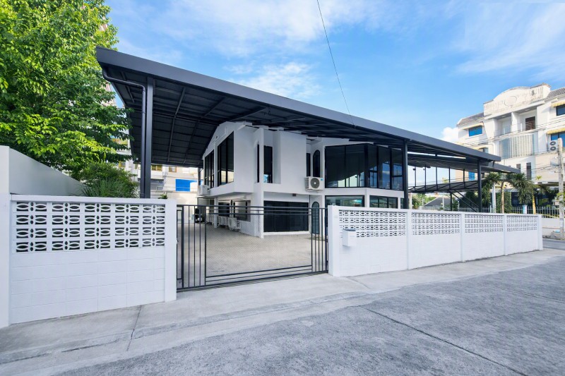 MRT สุทธิสาร 2.45กม.จอดรถได้ 12 คัน MRT โชคชัย4 1.86 กม. ให้เช่าอาคารสำนักงาน 2 ชั้น ย่านรัชดา ลาดพร้าว 4นอน 100ตร.ว. 520ตร.ม. พร้อมลาน
