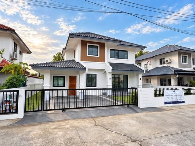 บ้านเดี่ยว 2 ชั้น  มีพื้นที่เป็นสัดส่วน ป่าแดด เชียงใหม่