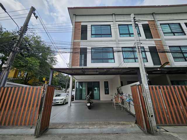 ขายทาวน์โฮม ซอยปุณวิถี บางจาก พระโขนง กรุงเทพฯ พื้นที่ใช้สอย 230 ตร.ม. 3 ห้องนอน ใกล้ BTS ราคา 9,600,000 บาท